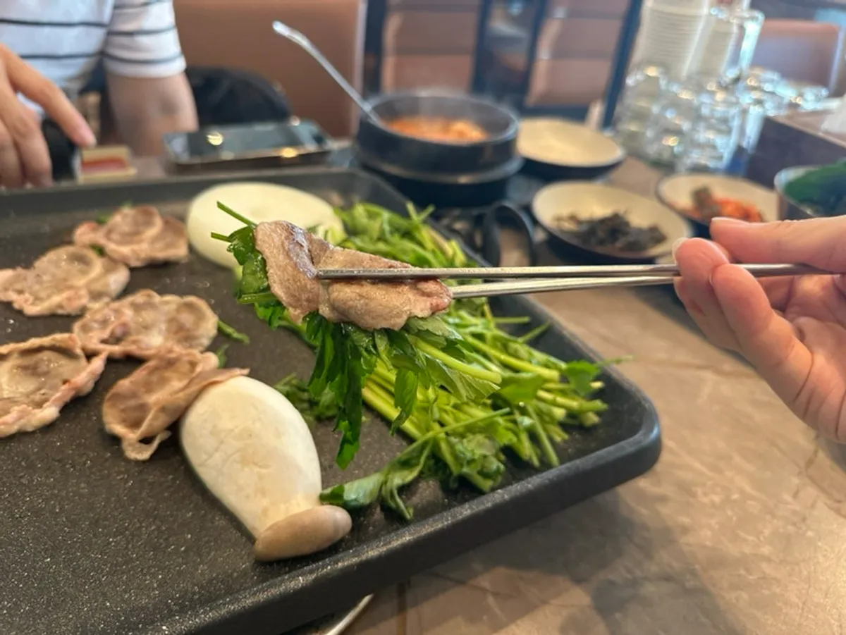 A full spread of duck brisket BBQ at Deo Chadol Gwacheon