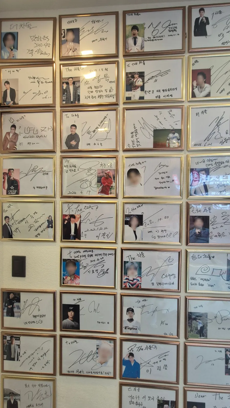 Wall covered with celebrity signatures at Deo Chadol