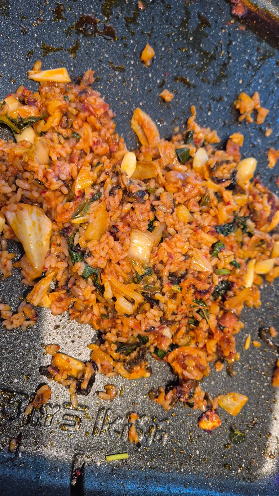 Self-fried rice pressed on the hot plate