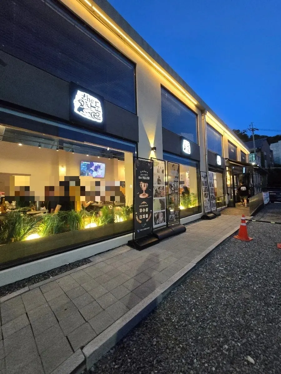 Storefront sign for Deo Chadol duck chadol restaurant in Gwacheon