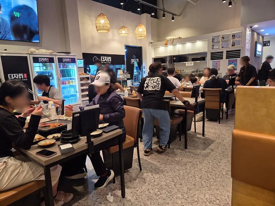 가족 손님으로 찬 더차돌 홀 좌석