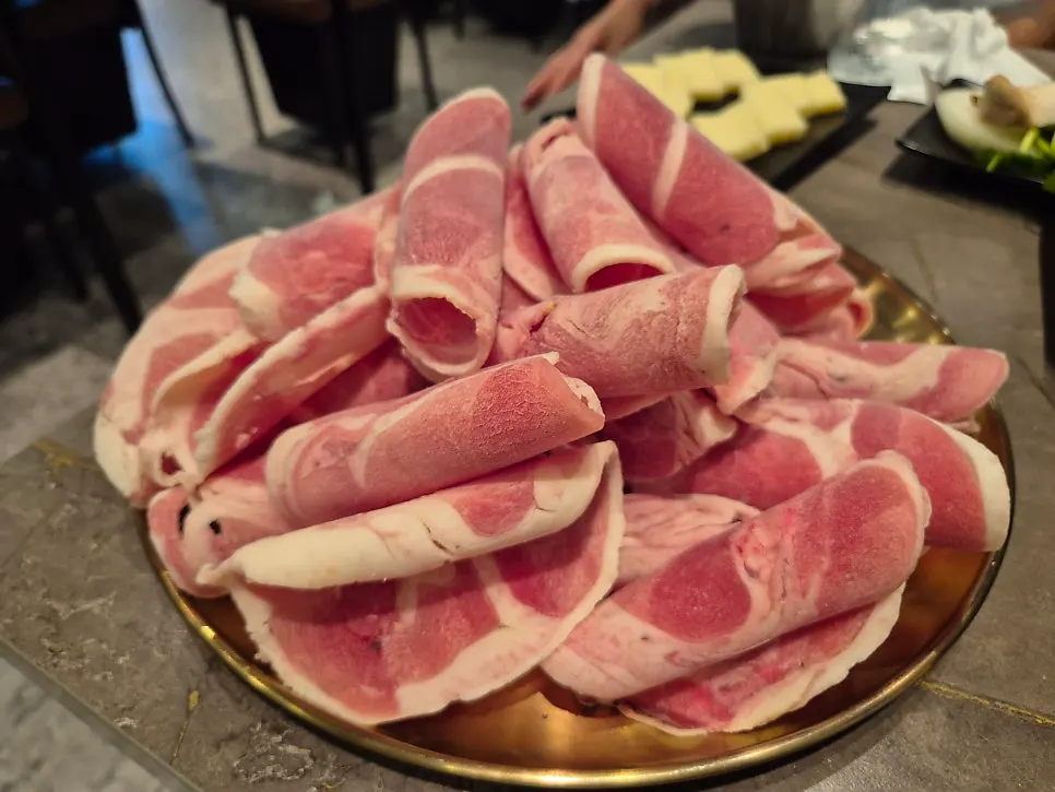 접시에 담겨 나온 유황 오리차돌구이 3인분