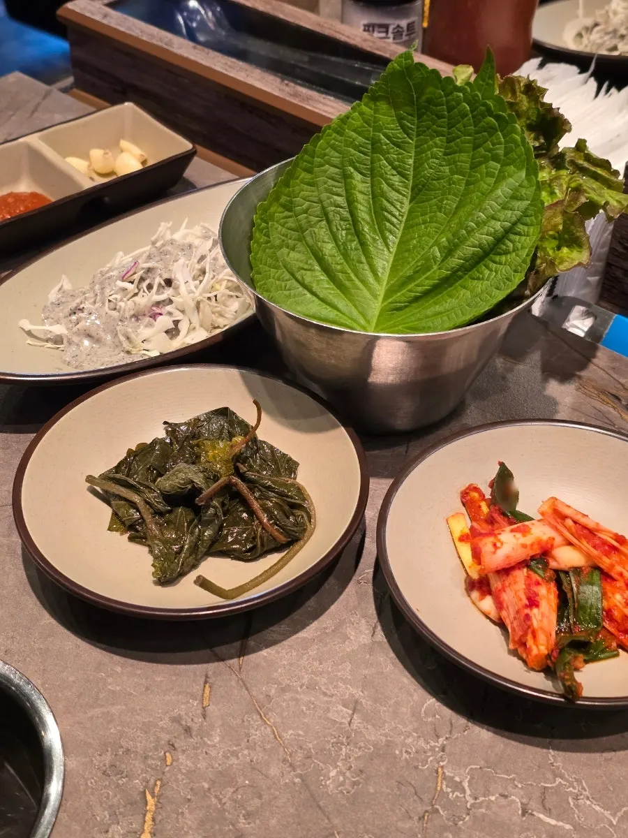 Lettuce, perilla leaves, green onion kimchi, and other side vegetables