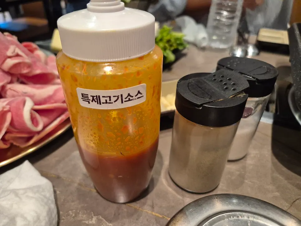 더차돌 특제고기소스와 소금, 후추
