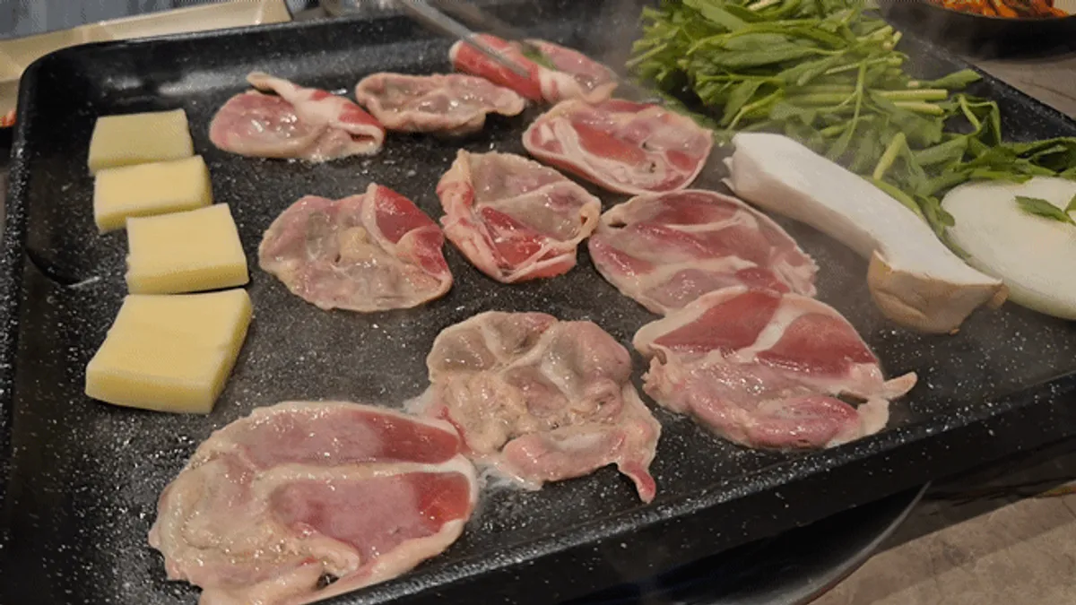 노릇하게 익은 유황 오리차돌구이