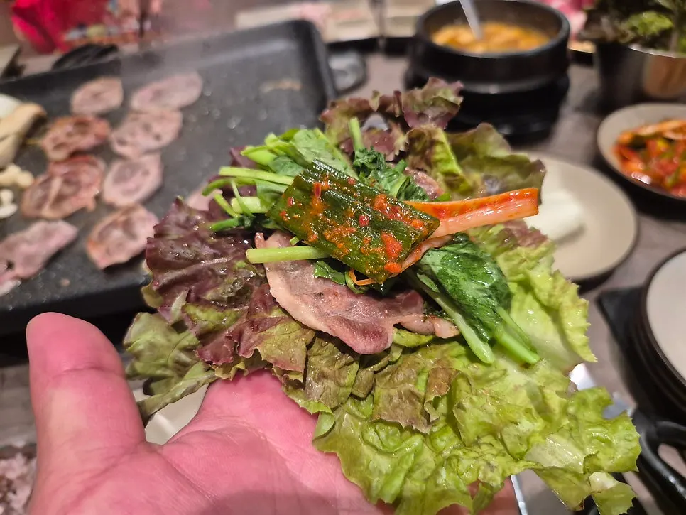 쌈야채에 싸 먹는 오리차돌과 미나리
