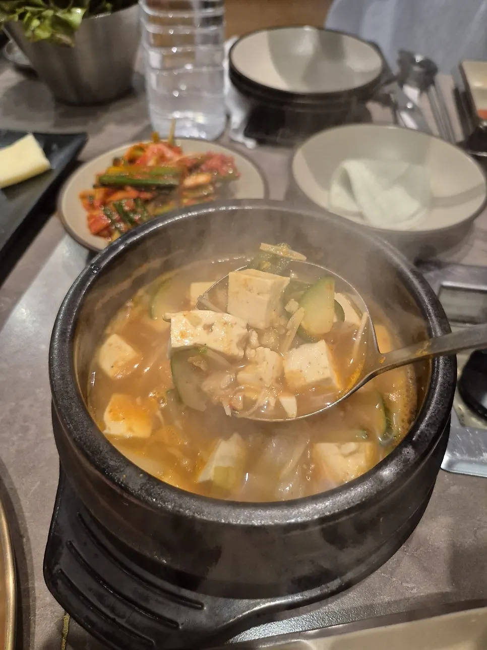 채소와 두부가 들어간 된장찌개 속