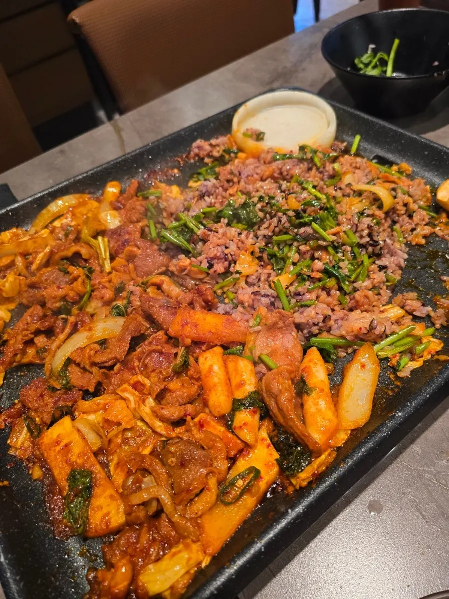 Finishing fried rice stir-fried with seaweed flakes and kimchi