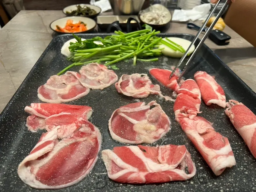 불판에 올린 오리차돌과 미나리