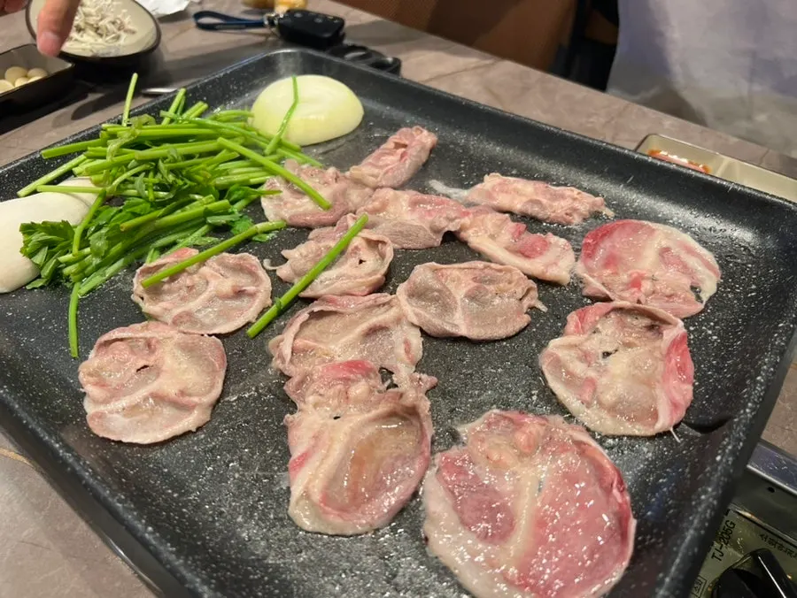 아래쪽에서 구워지는 미나리