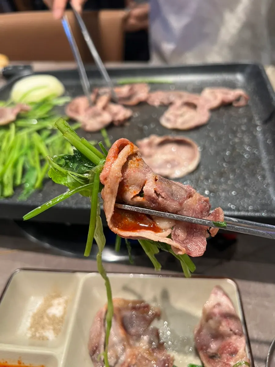 구운 미나리를 감싼 오리차돌과 빨간 특제소스