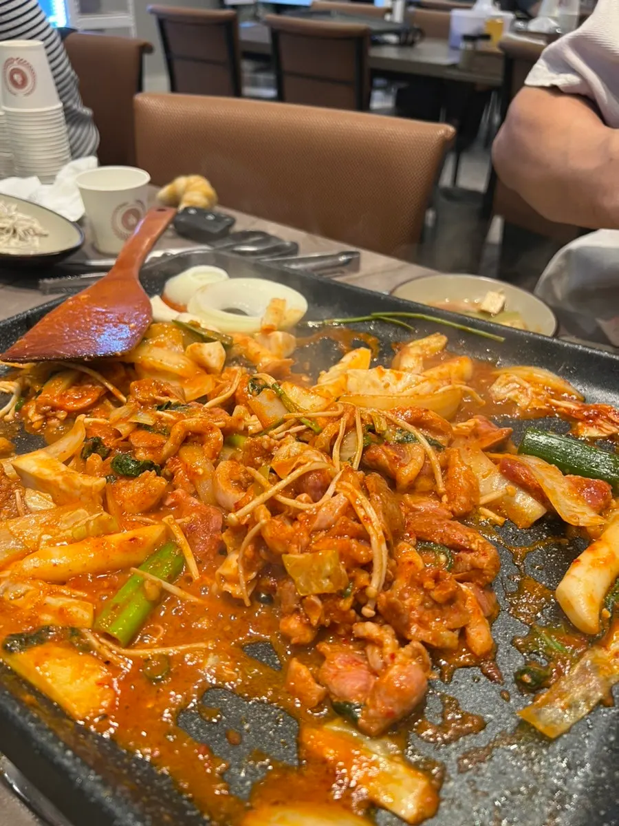 불판에 올려진 생오리주물럭