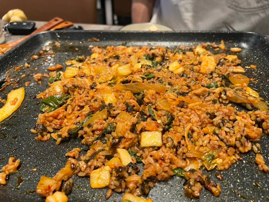 불판에서 비벼 완성한 볶음밥