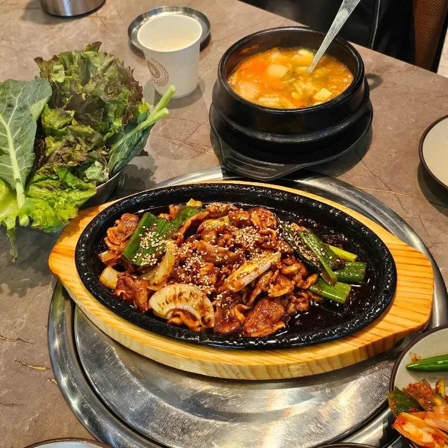 Lunch special table setting at Deo Chadol Gwacheon