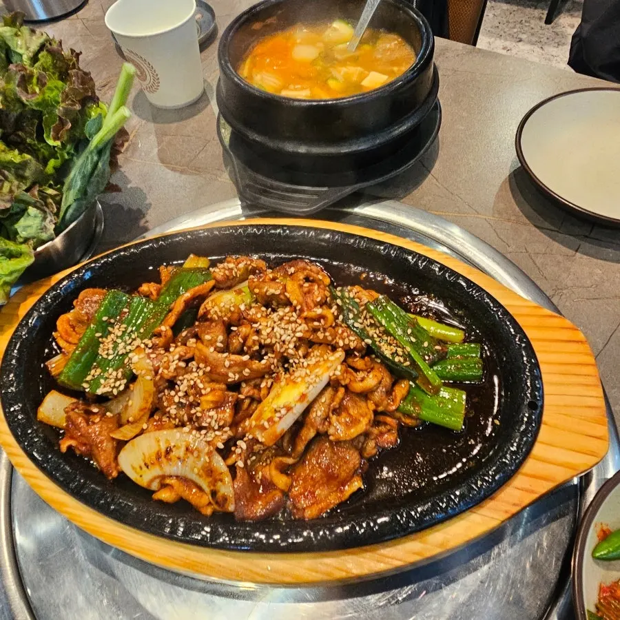 Duck jeyuk set sizzling on the hot plate