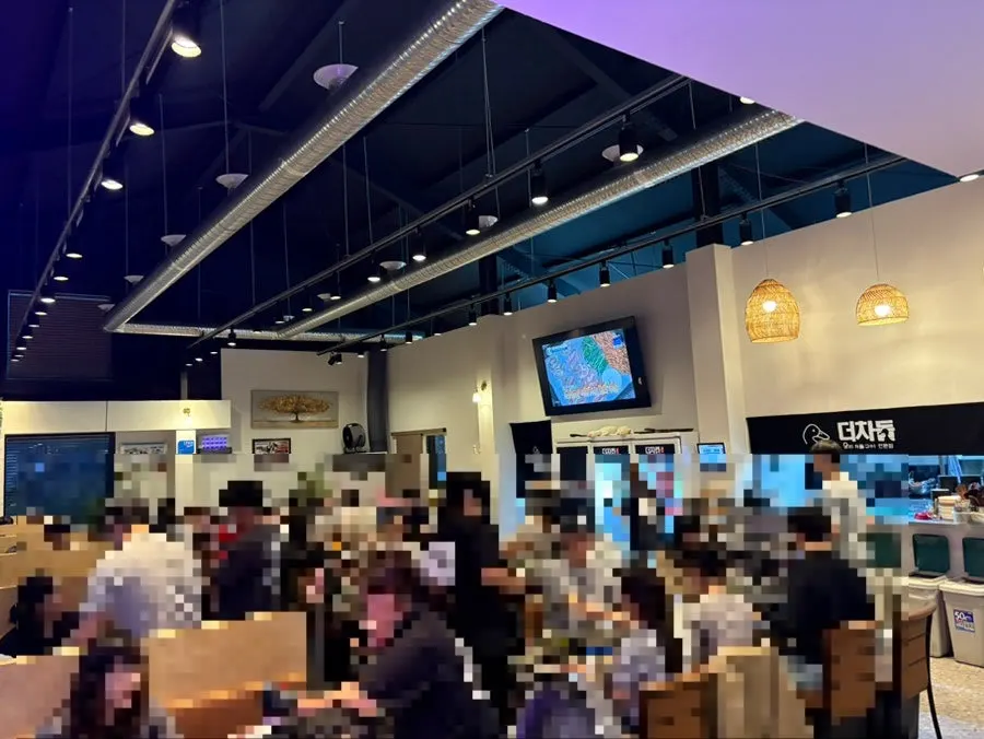 View of the spacious main dining hall at Deo Chadol