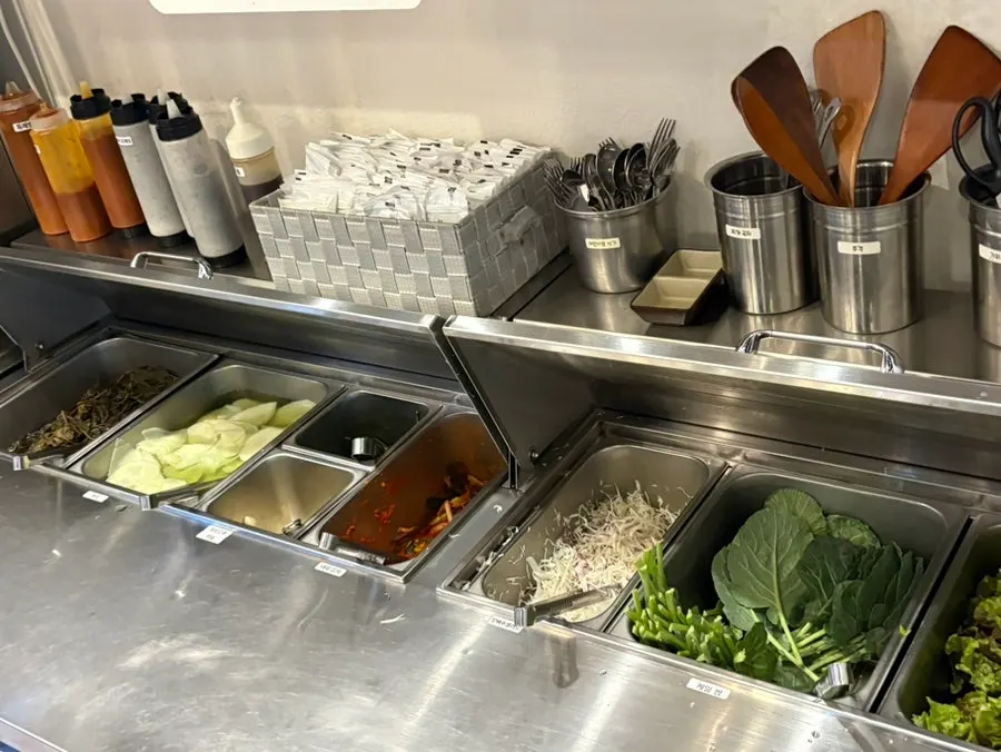 Self-serve side dish refill bar