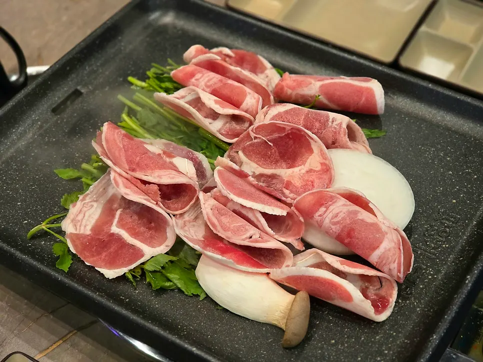 Duck chadol grilling on the pan at Deo Chadol