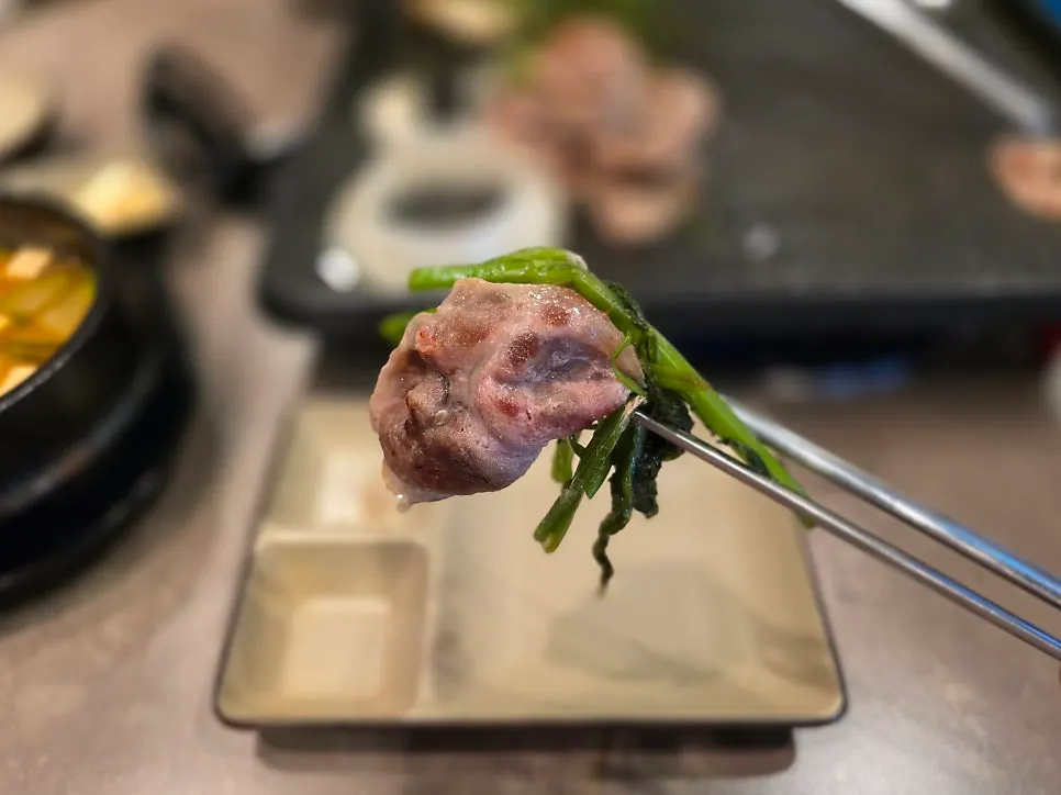 Duck chadol grilled with minari and onion