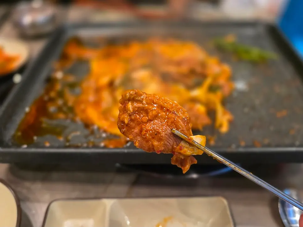 Spicy raw duck stir-fry coated in sauce