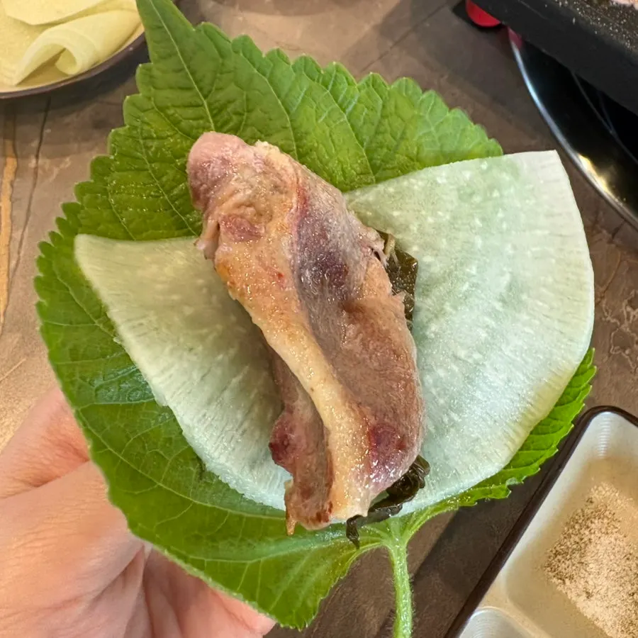 Bebek panggang mentah dan minari di atas panggangan