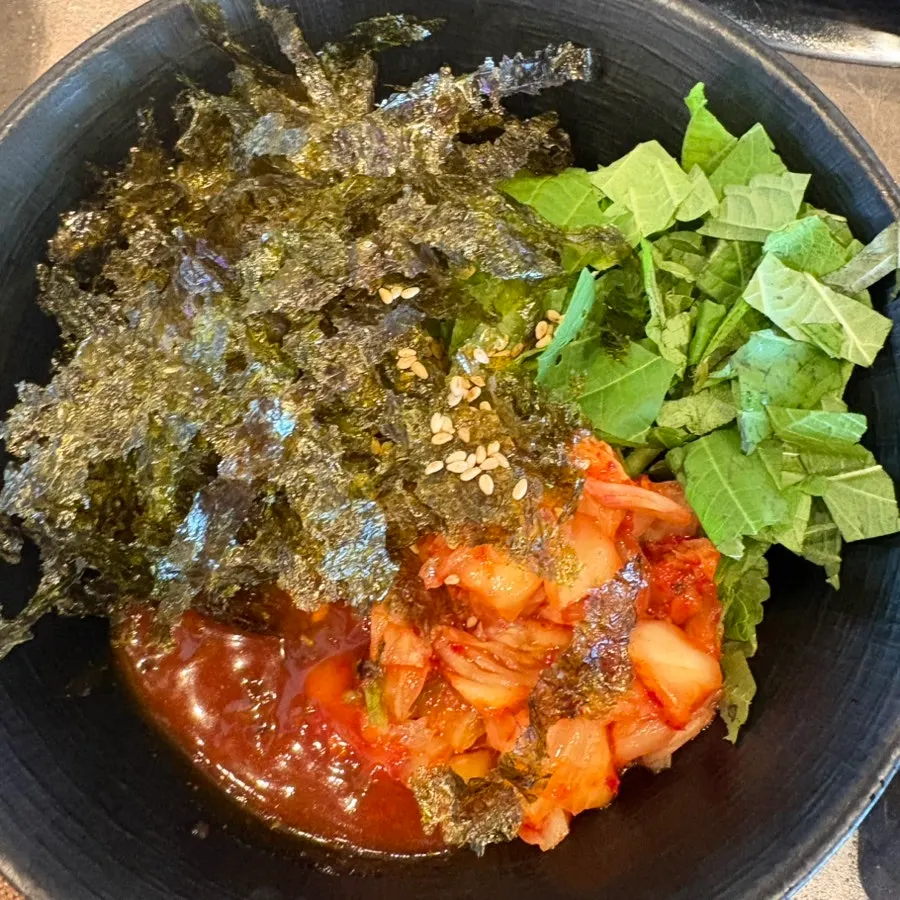 Daging bebek dimakan bersama sayur pembungkus