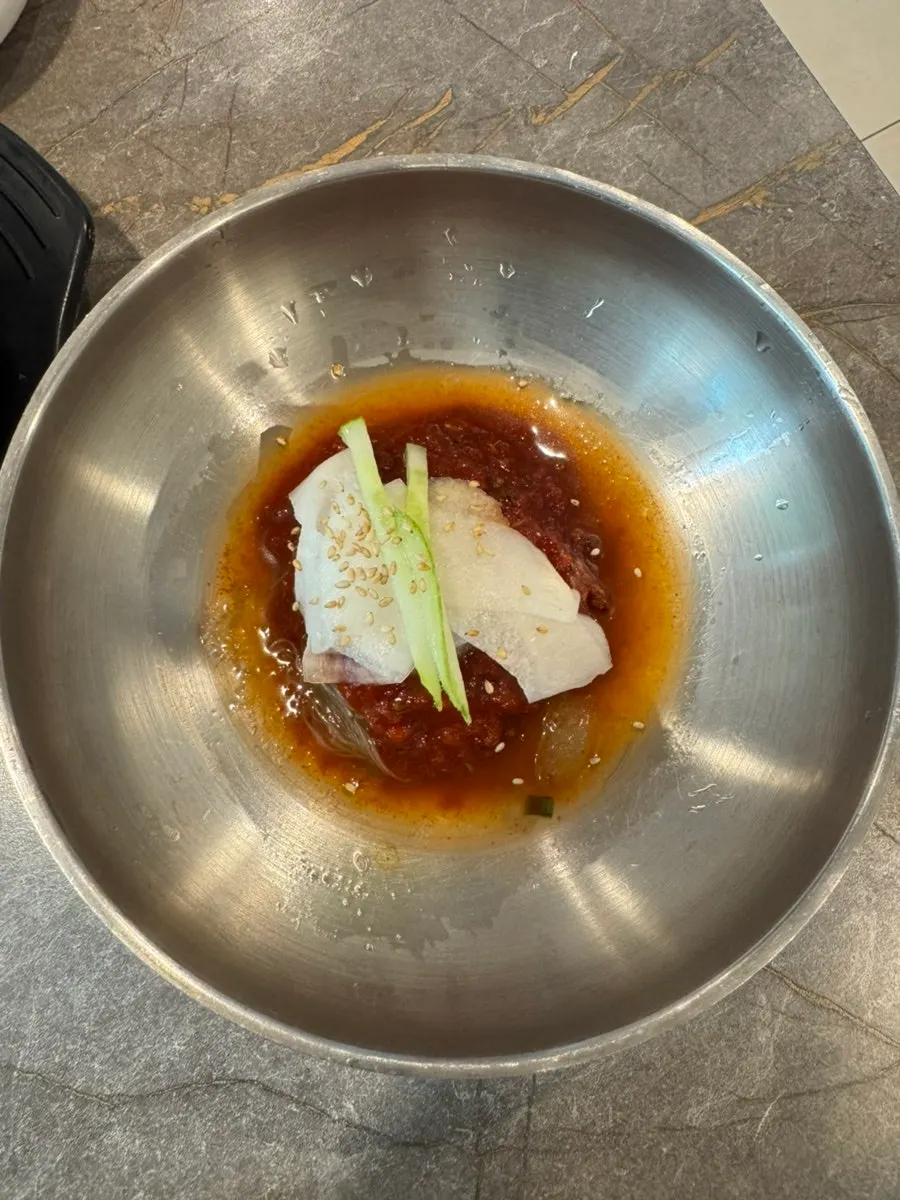 包み野菜と醤油ガニを添えたカルビの一膳