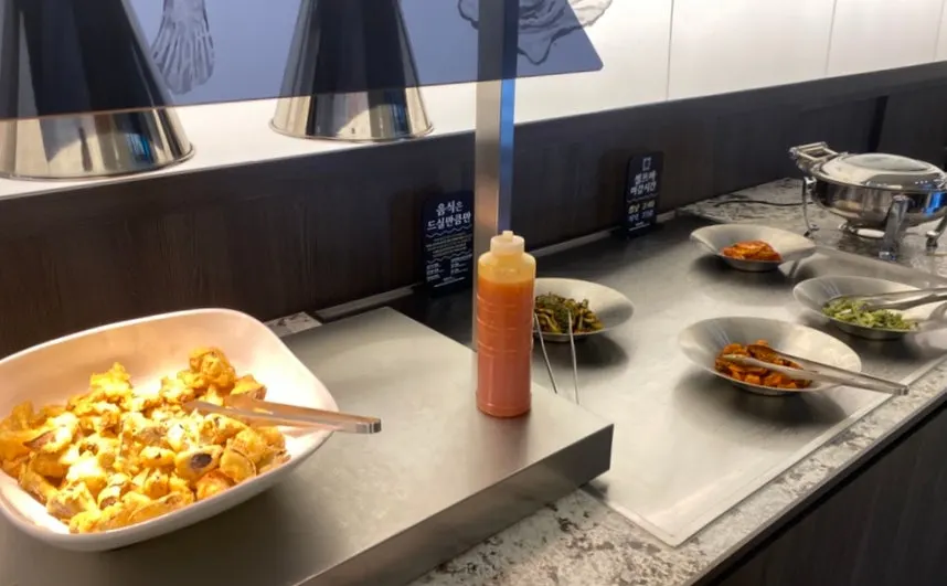 한식 한 상처럼 차려진 기본 반찬