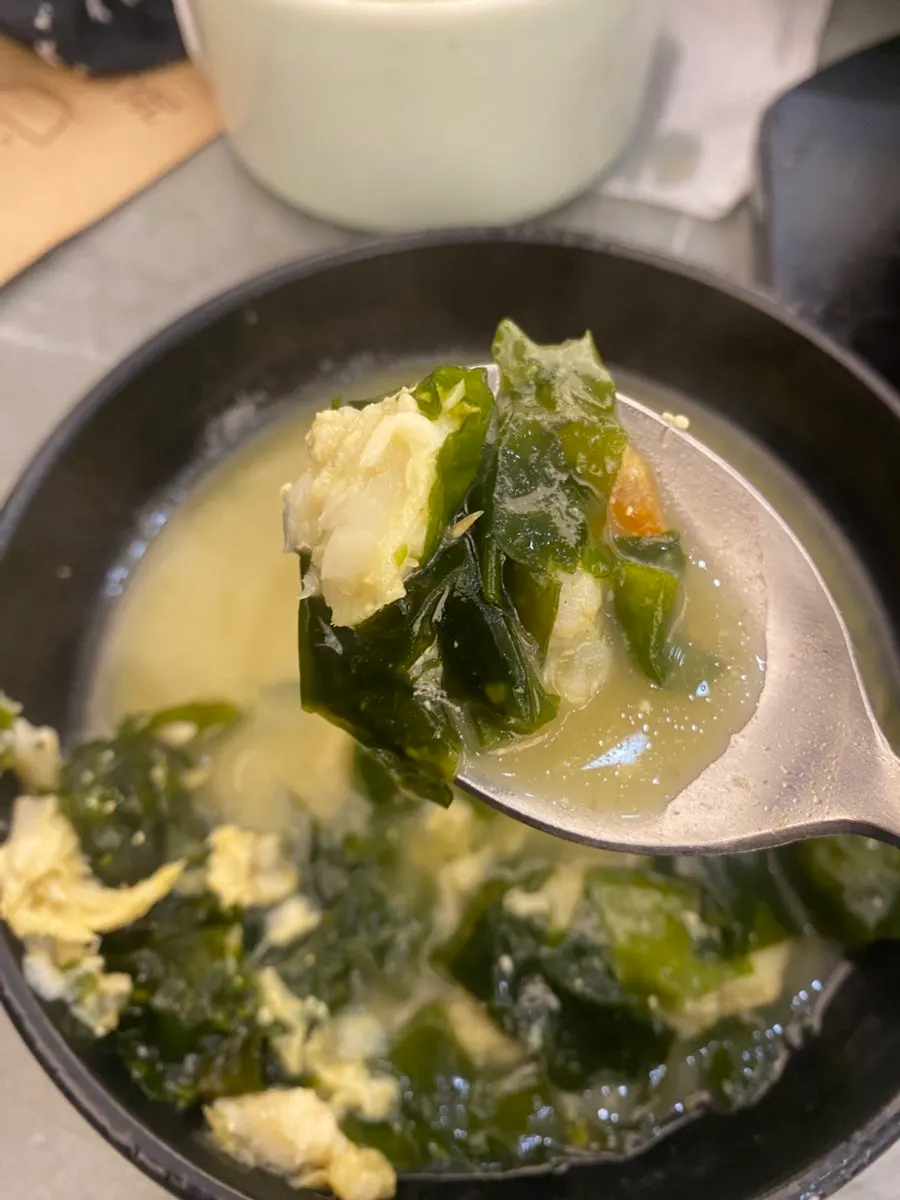부드러운 미역과 가자미 건더기