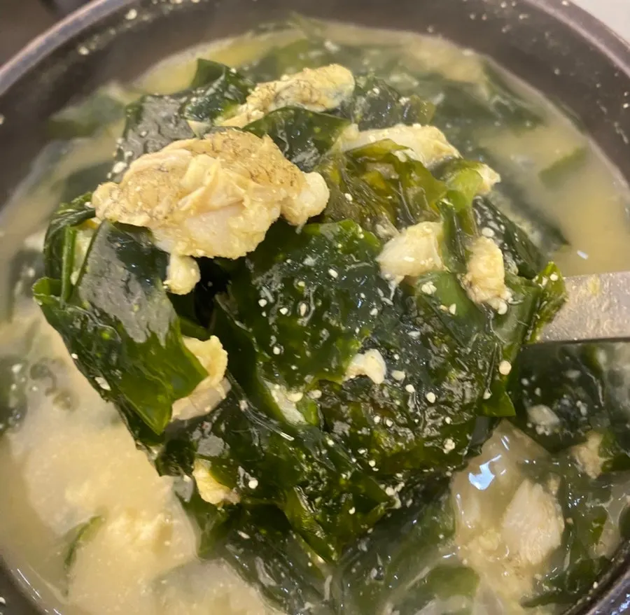 해물 미역국 식사 한 상