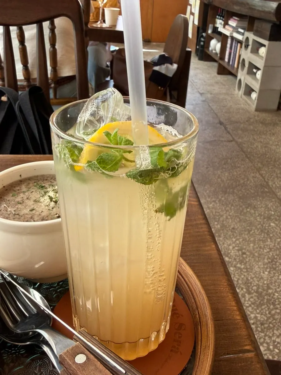 잉글리시머핀으로 만든 아보카도 새우 샌드위치