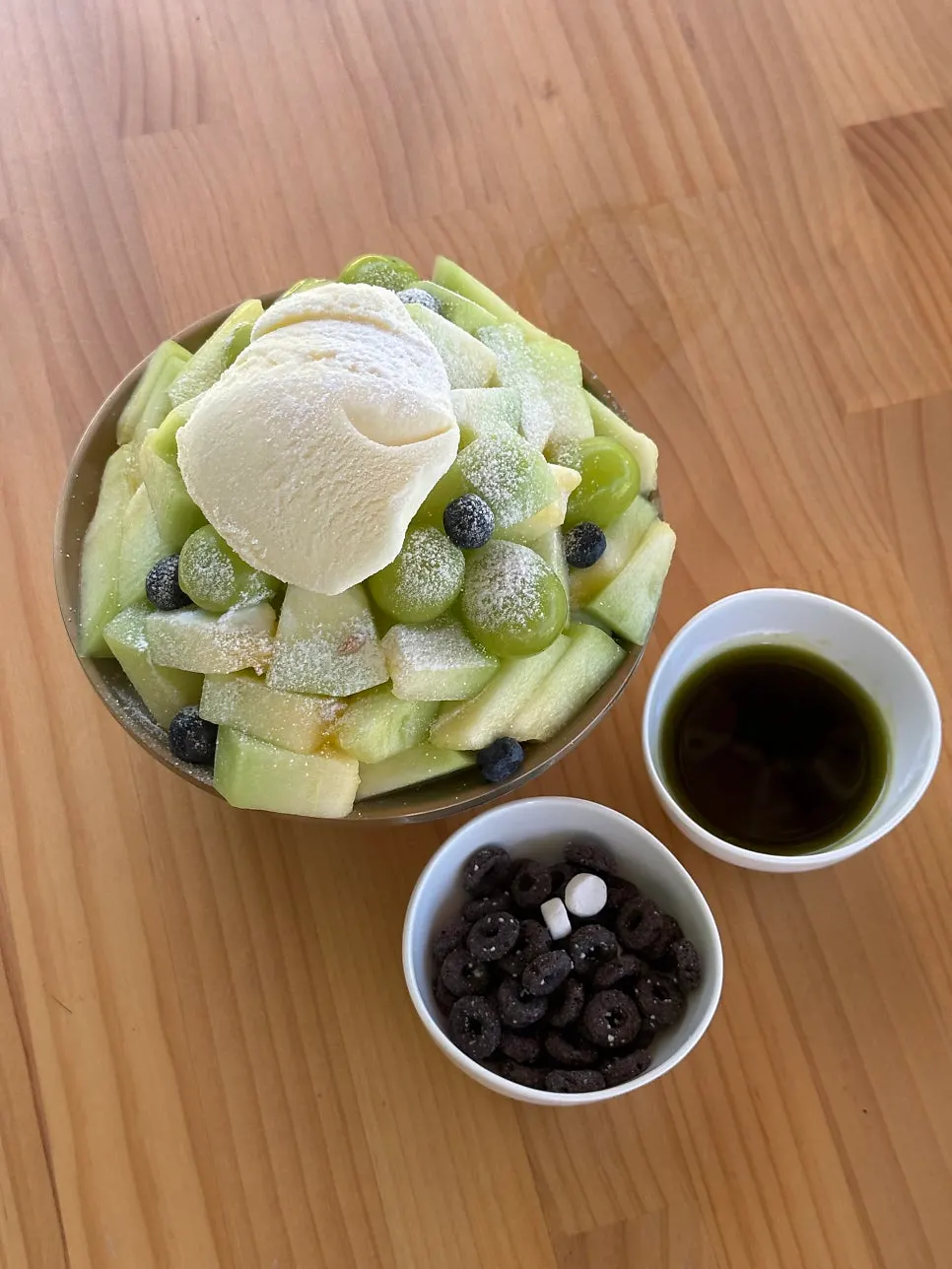 야외 테이블에 놓인 메론빙수