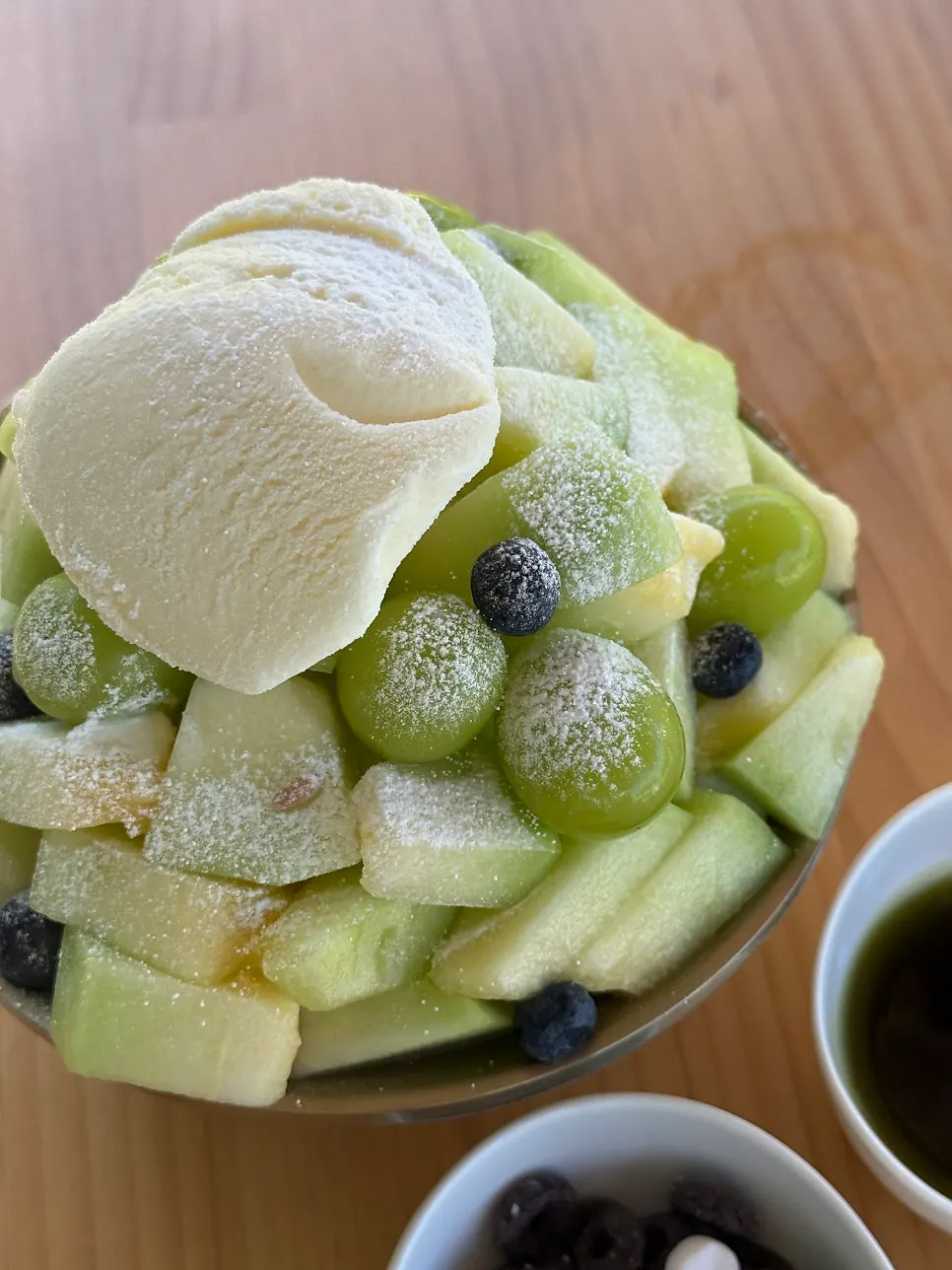바닐라 아이스크림이 올라간 메론빙수 클로즈업