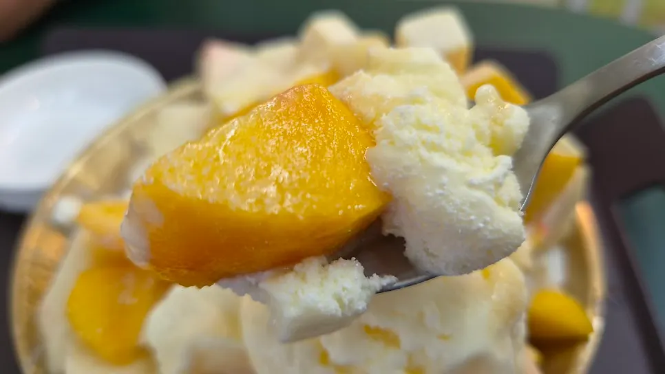 Main image of peach bingsu at Gwaireui Sup Yeosu Branch