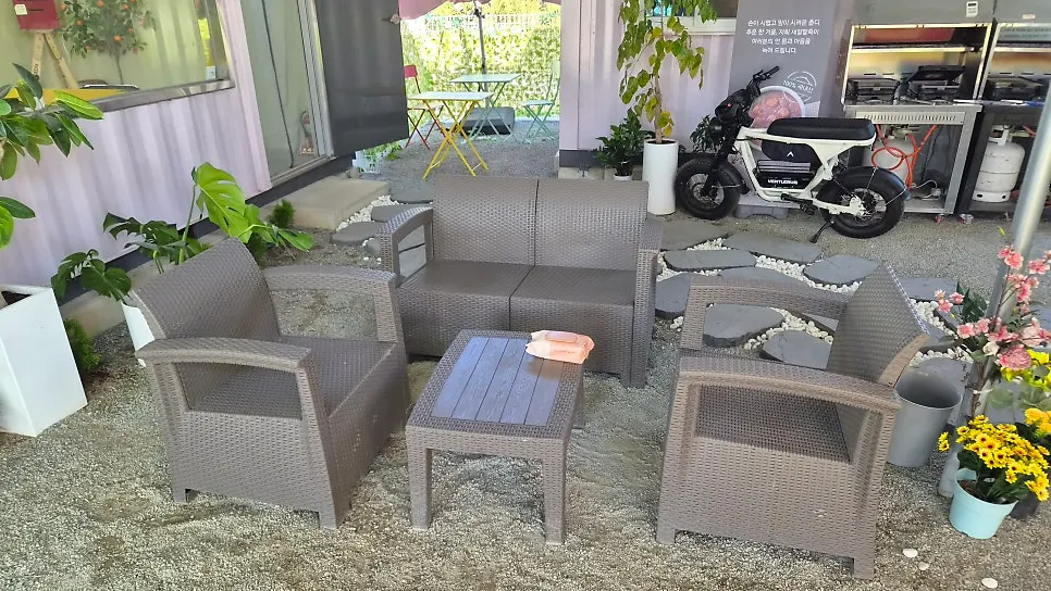 Outdoor seating with parasols at Gwaireui Sup Yeosu Branch