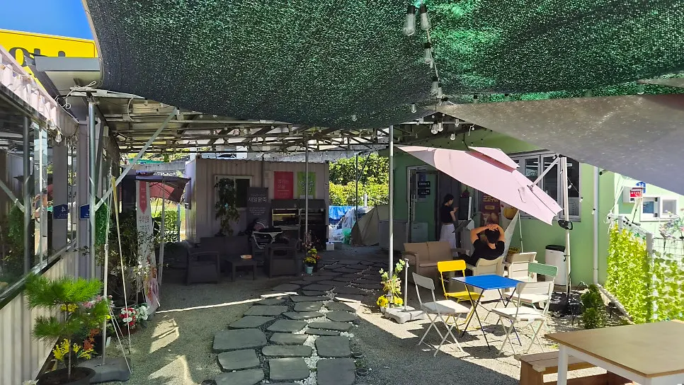 Outdoor space with shade screens at Gwaireui Sup Yeosu Branch