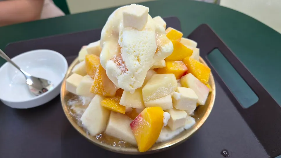 Milk ice bingsu piled high with peach