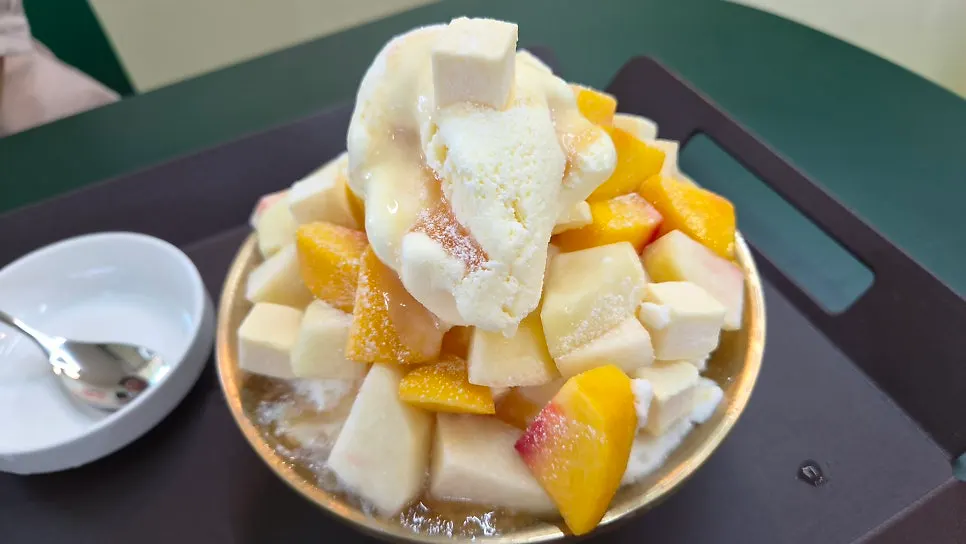 Overall review photo of peach bingsu at Gwaireui Sup Yeosu Branch