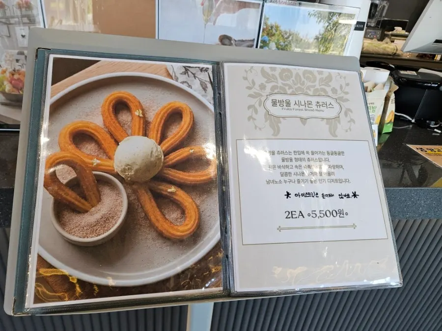 주문 카운터와 디저트 쇼케이스