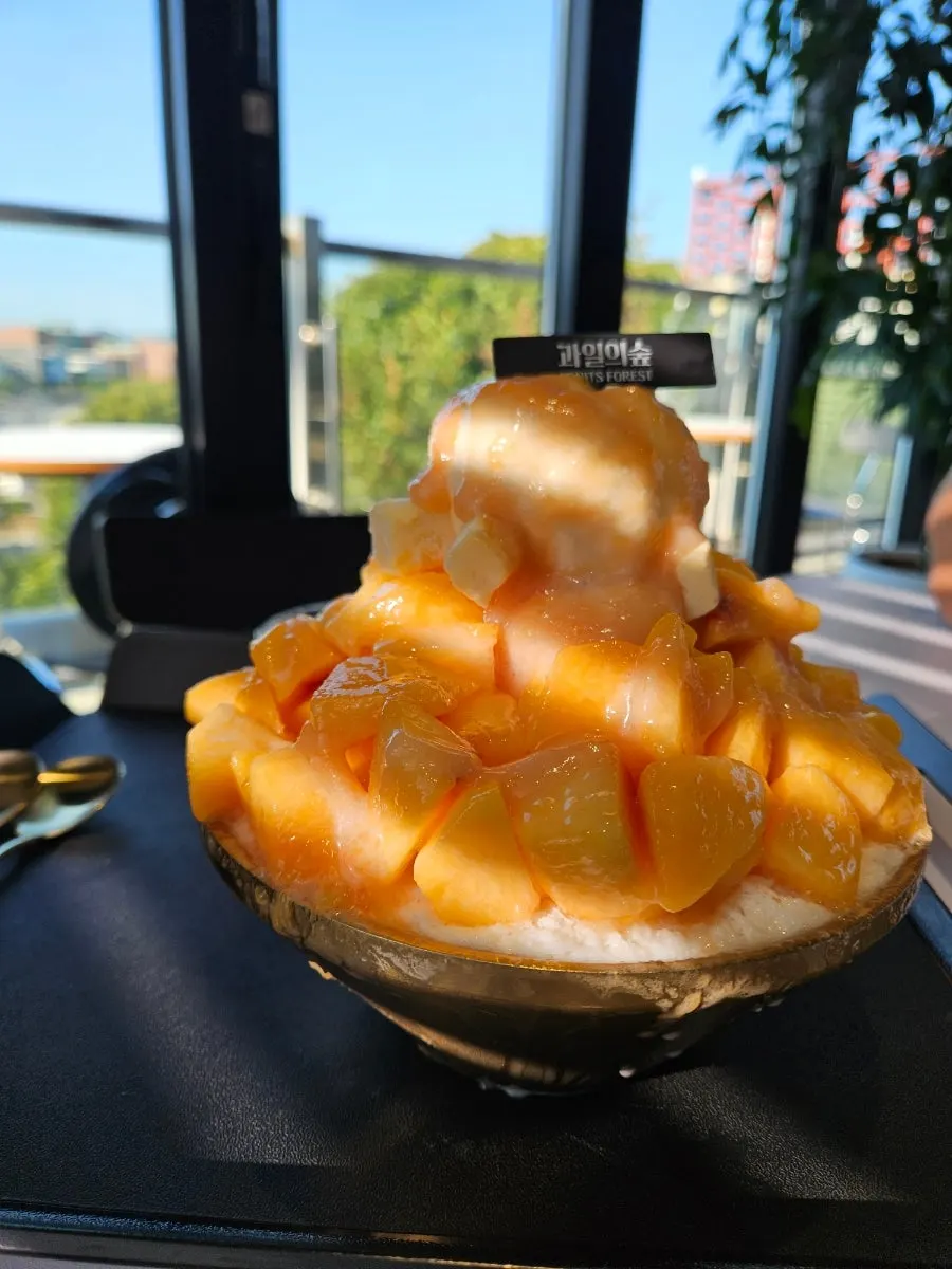 복숭아가 가득 올라간 복숭아 눈꽃빙수