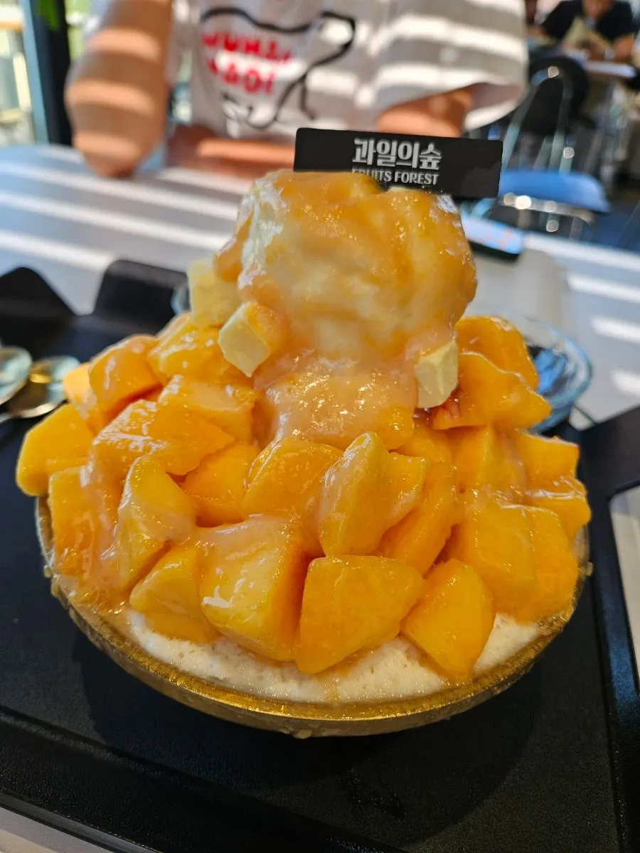 치즈케이크와 아이스크림이 올라간 복숭아빙수