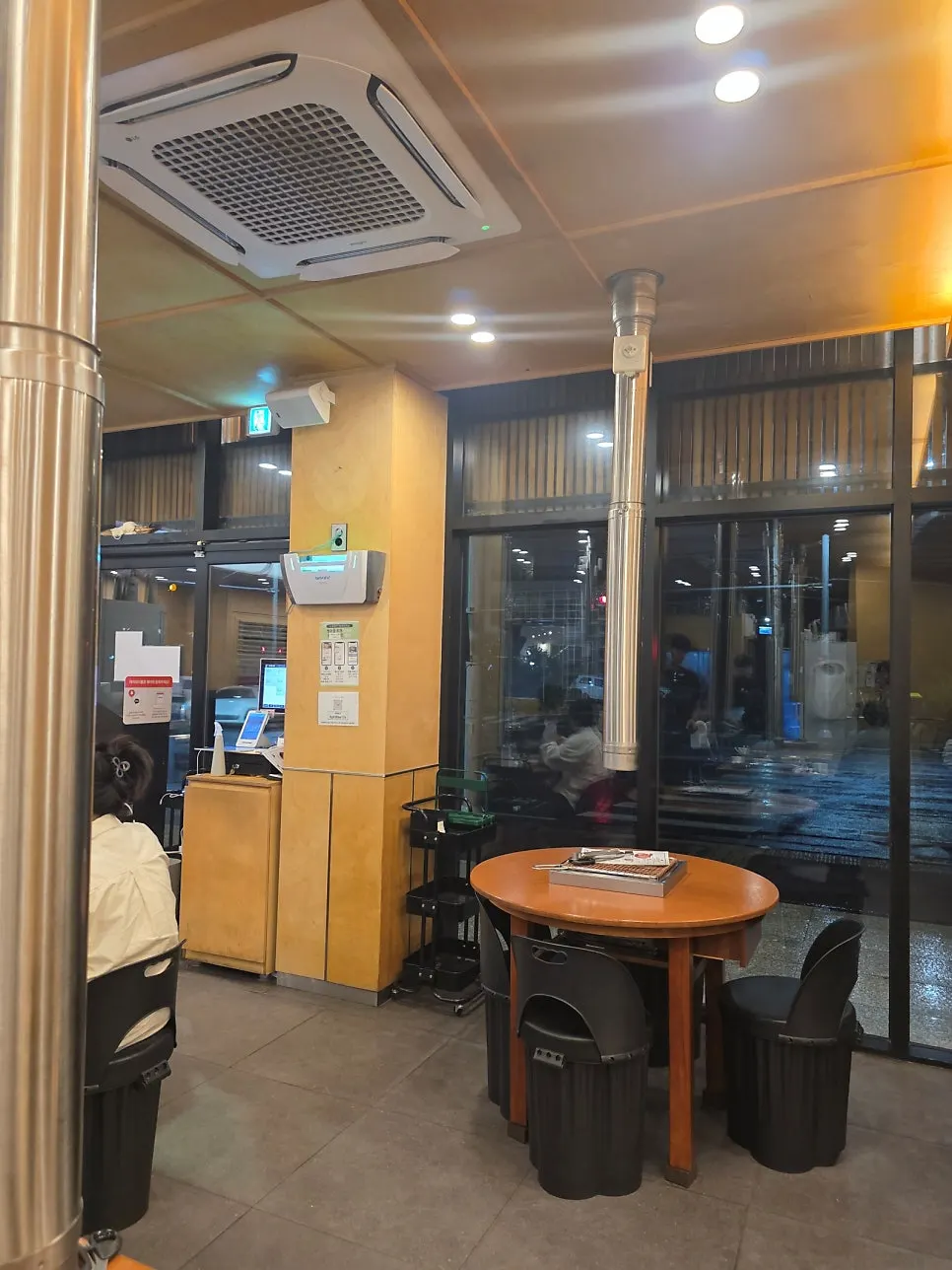 Interior of Nopo Dwaeji Aewol