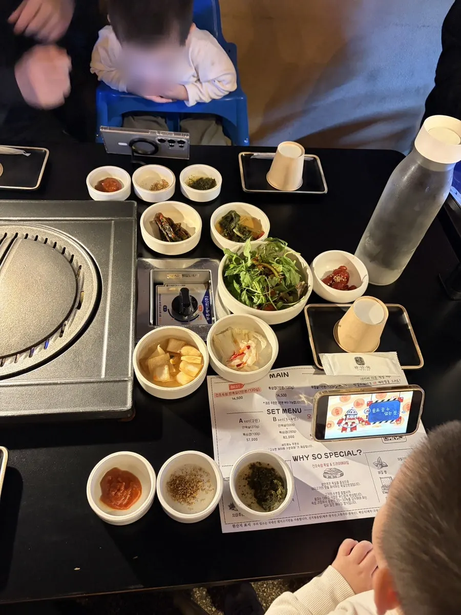 Table set with banchan at Gwangan-mok