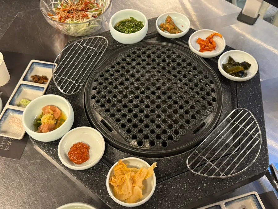 반찬이 깔린 돈베기 광안점 기본 상차림