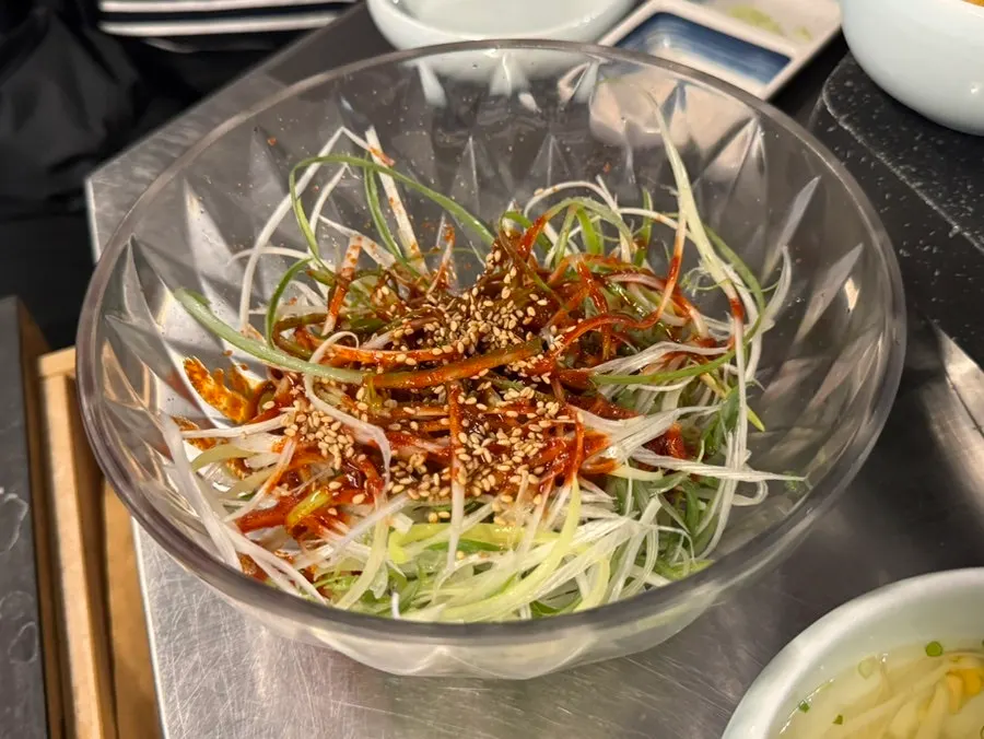 파절이가 담긴 반찬 접시