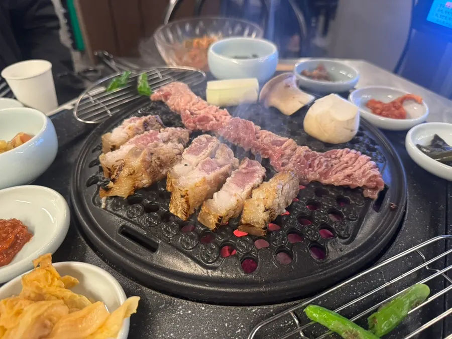 숯불에 구워지는 두툼한 오겹살