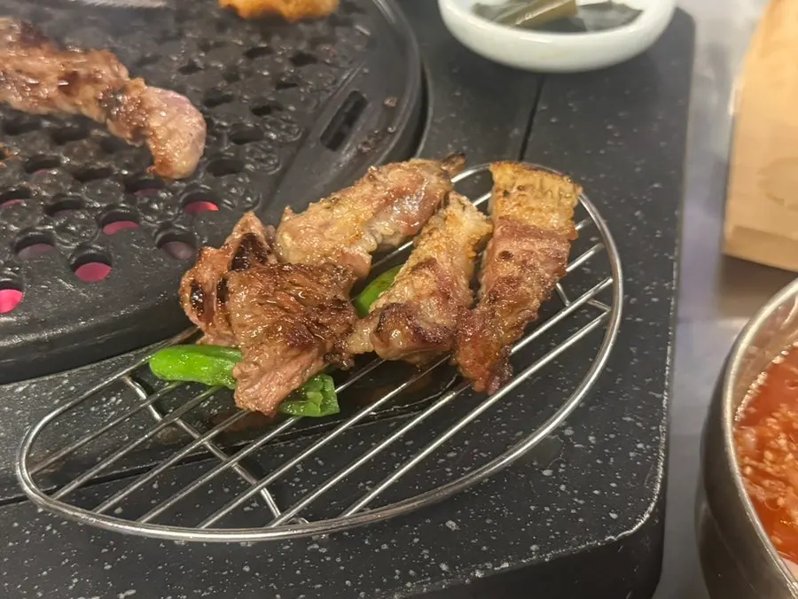 먹기 좋게 잘라 올린 숙성 고기