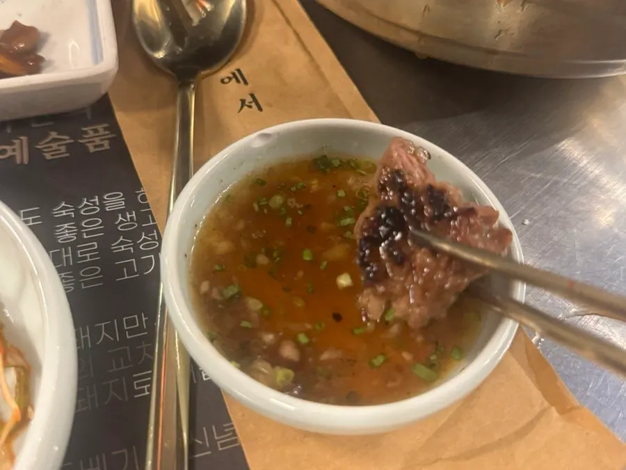 아스파라거스와 버섯을 곁들인 고기 불판