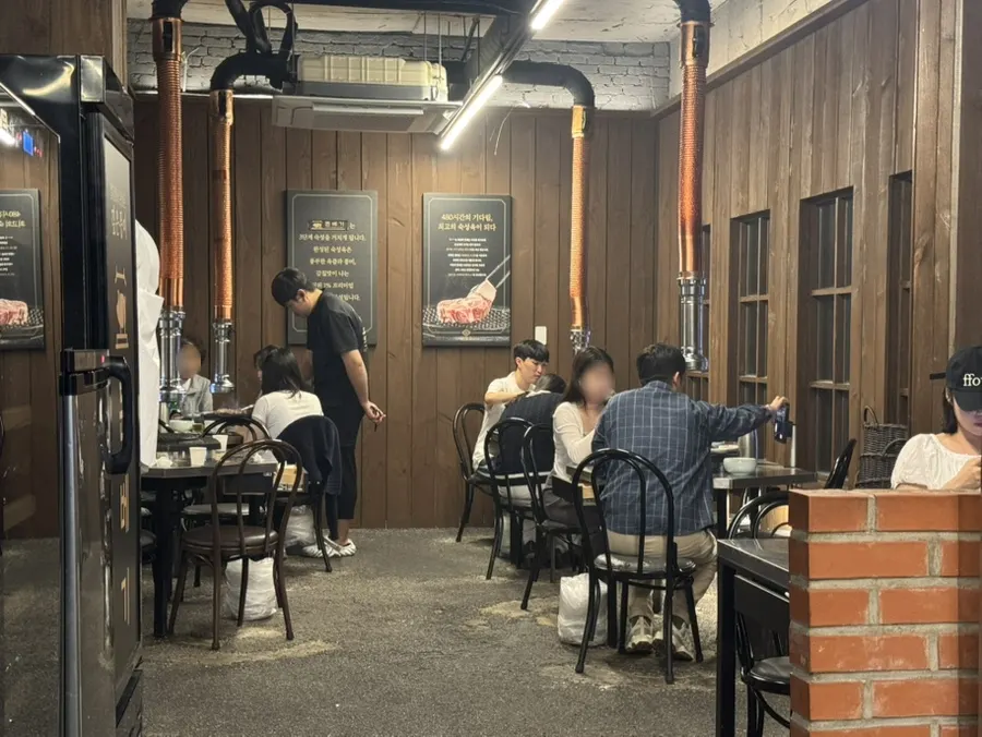 고기와 사이드가 함께 놓인 식사 마무리 테이블