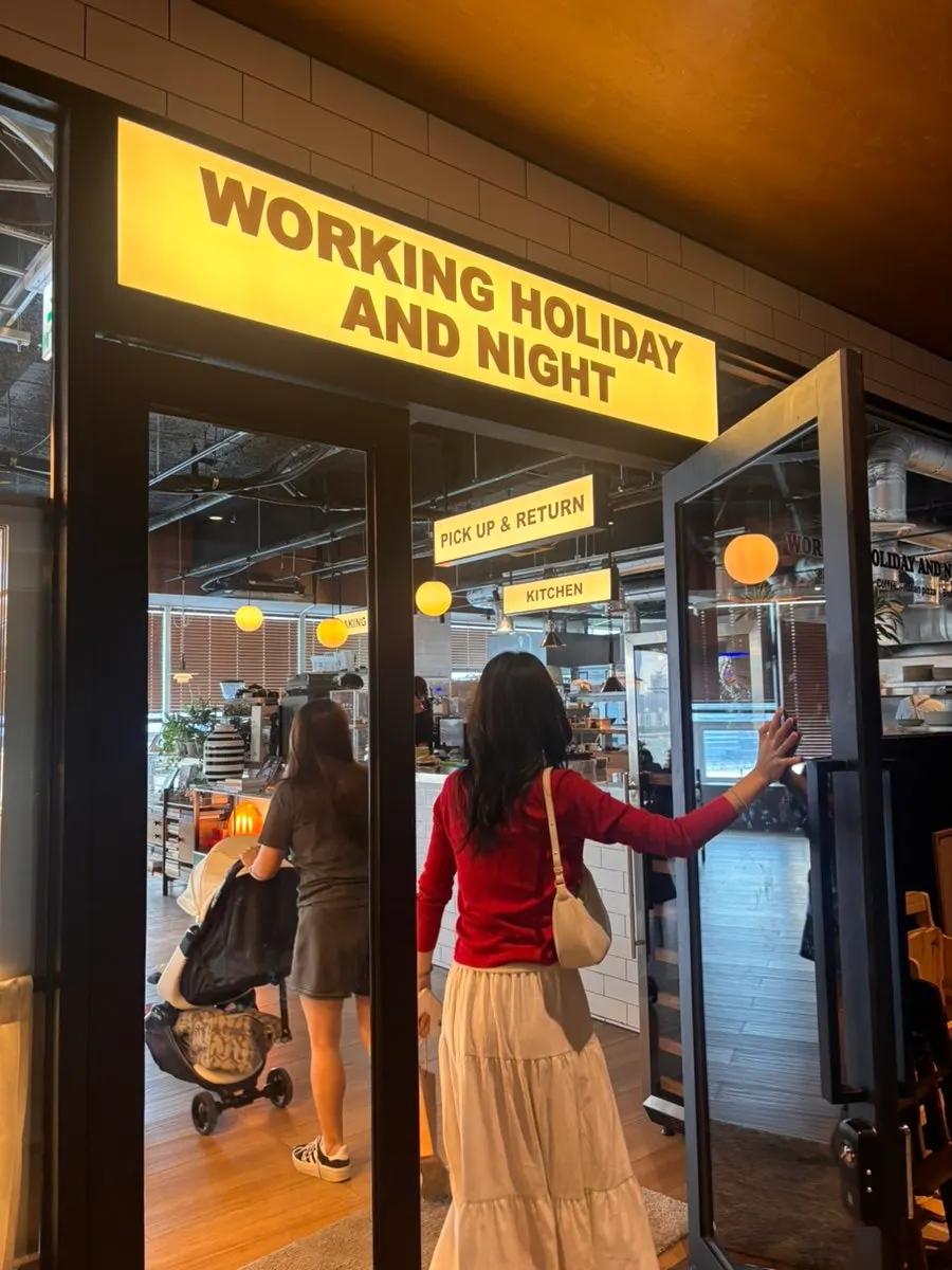 Entrance to Working Holiday Minrak on the 7th floor of Badamaru